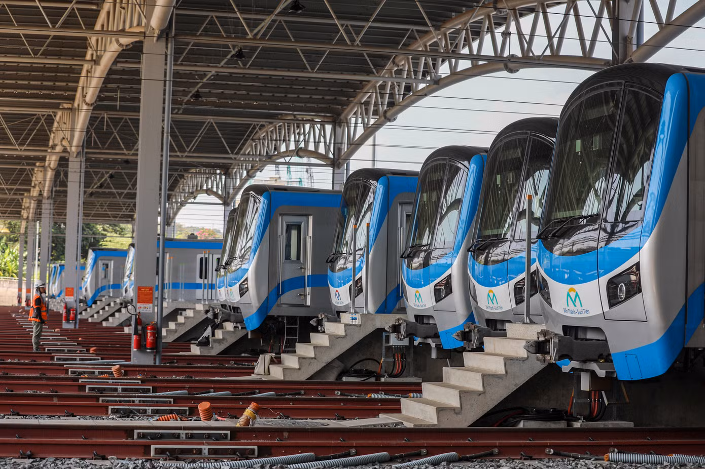 Depot có diện tích hơn 20 ha (giai đoạn hai mở rộng lên 27 ha) với các tòa nhà vận hành, xưởng chính, bãi đỗ, trạm vệ sinh, đường ray, khu nhiên liệu, hệ thống điện, tín hiệu đã hoàn thiện cơ bản.