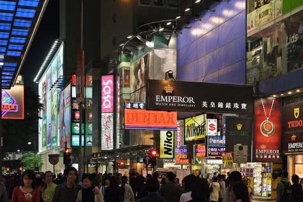  HongKong là thiên đường mua sắm với phong phú các cửa hàng cũng như chủng loại mặt hàng. Ảnh: wordpress