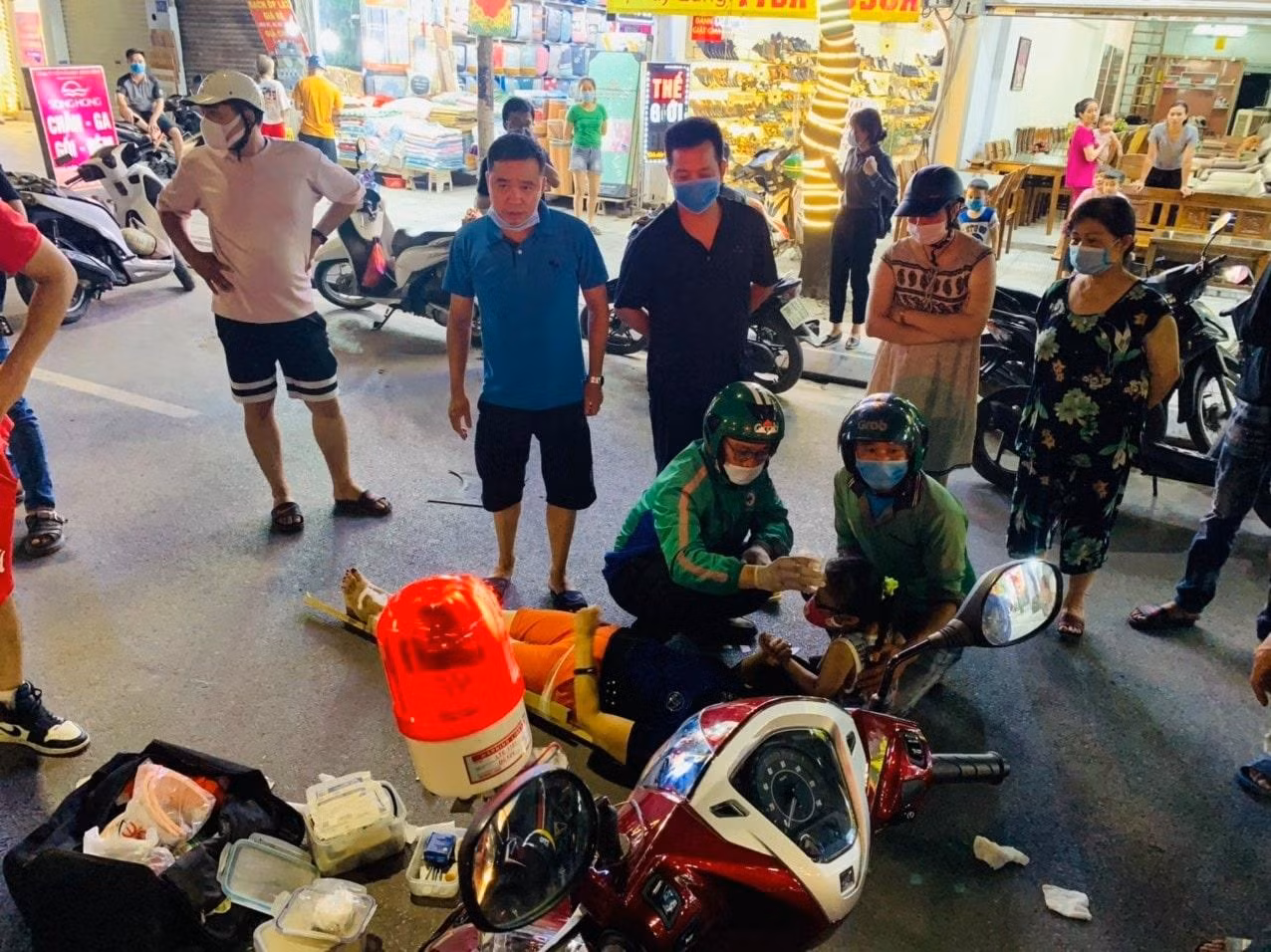 Nhanh chóng sơ cứu một người bị tai nạn trên đường (ảnh FAS Angel)