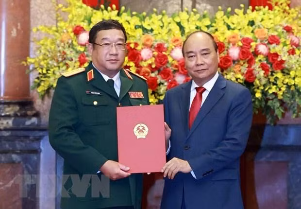 Chủ tịch nước Nguyễn Xuân Phúc trao quyết định thăng quân hàm Thượng tướng cho Thứ trưởng Bộ Quốc phòng Phạm Hoài Nam. (Ảnh: Thống Nhất/TTXVN)