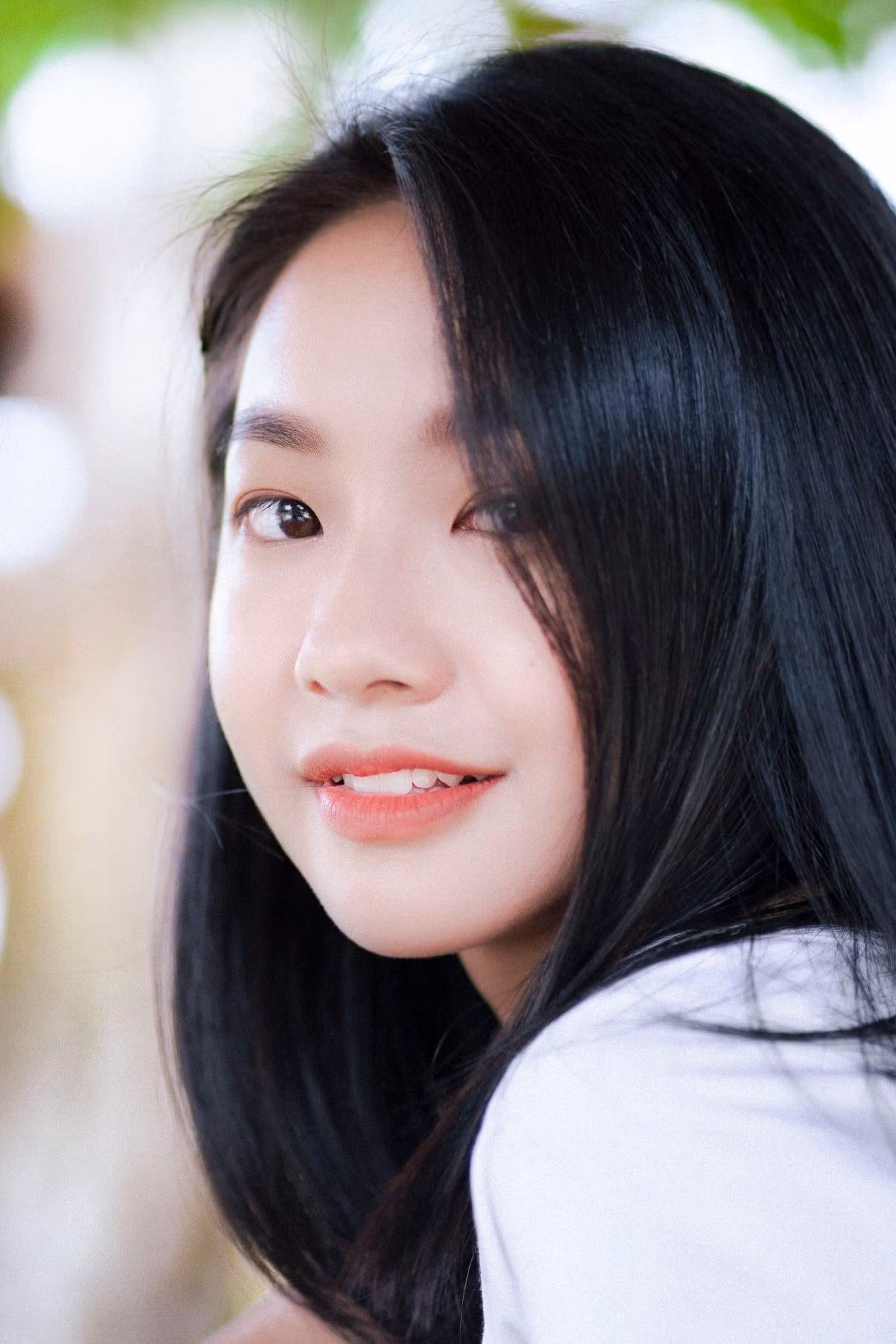 Đạo diễn Phan Gia Nhật Linh chia sẻ với truyền thông rằng, thử thách lớn nhất của anh khi casting vai Dao Ánh là phải tìm được một nữ diễn viên thể hiện được sự hồn nhiên ở tuổi 14 cho đến khi trở thành một thiếu nữ 21 tuổi. Hơn thế, cô phải sở hữu một vẻ đẹp đằm thắm không quá nổi bật nhưng lại khiến người xem càng ngắm càng yêu.