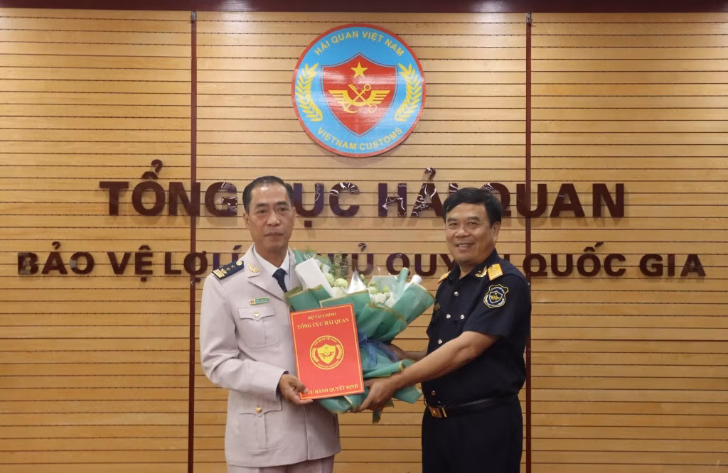 Tổng Cục trưởng Tổng cục Hải quan Nguyễn Văn Thọ (bên phải) trao quyết định điều động, bổ nhiệm ông Trần Quang Trung giữ chức vụ Vụ trưởng Vụ Tổ chức cán bộ. Tổng Cục trưởng Tổng cục Hải quan Nguyễn Văn Thọ (bên phải) trao quyết định điều động, bổ nhiệm ông Trần Quang Trung giữ chức vụ Vụ trưởng Vụ Tổ chức cán bộ.