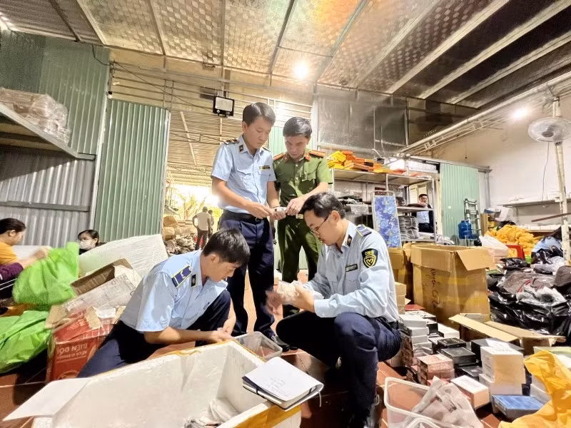 Hàng lậu, hàng giả tập kết tại các "tổng kho" trước khi tiêu thụ qua thương mại điện tử. Ảnh Tổng cục QLTT.