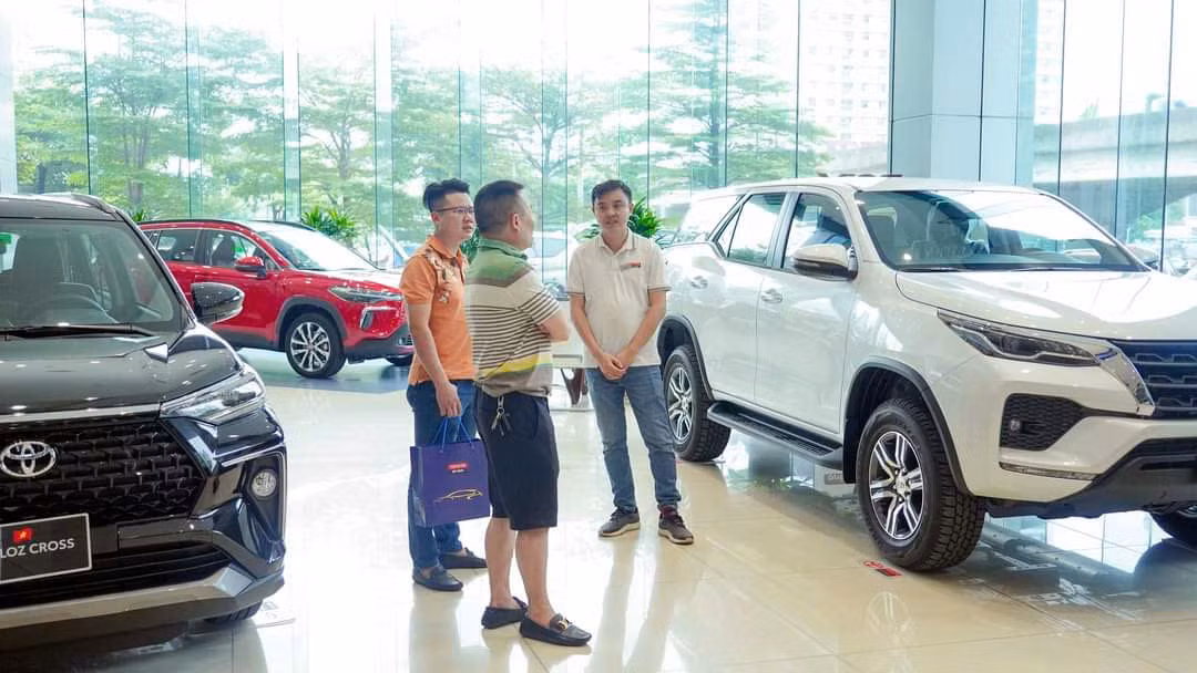 Khách hàng tranh thủ xuống tiền chốt mua xe trong những ngày cuối được giảm lệ phí trước bạ.