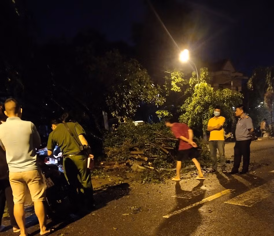 Cơ quan chức năng có mặt khám nghiệm hiện trường vụ việc. Ảnh: CTV.