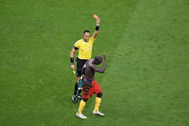 Aboubakar cởi áo ăn mừng và phải nhận thẻ vàng thứ 2, đồng nghĩa với thẻ đỏ.
