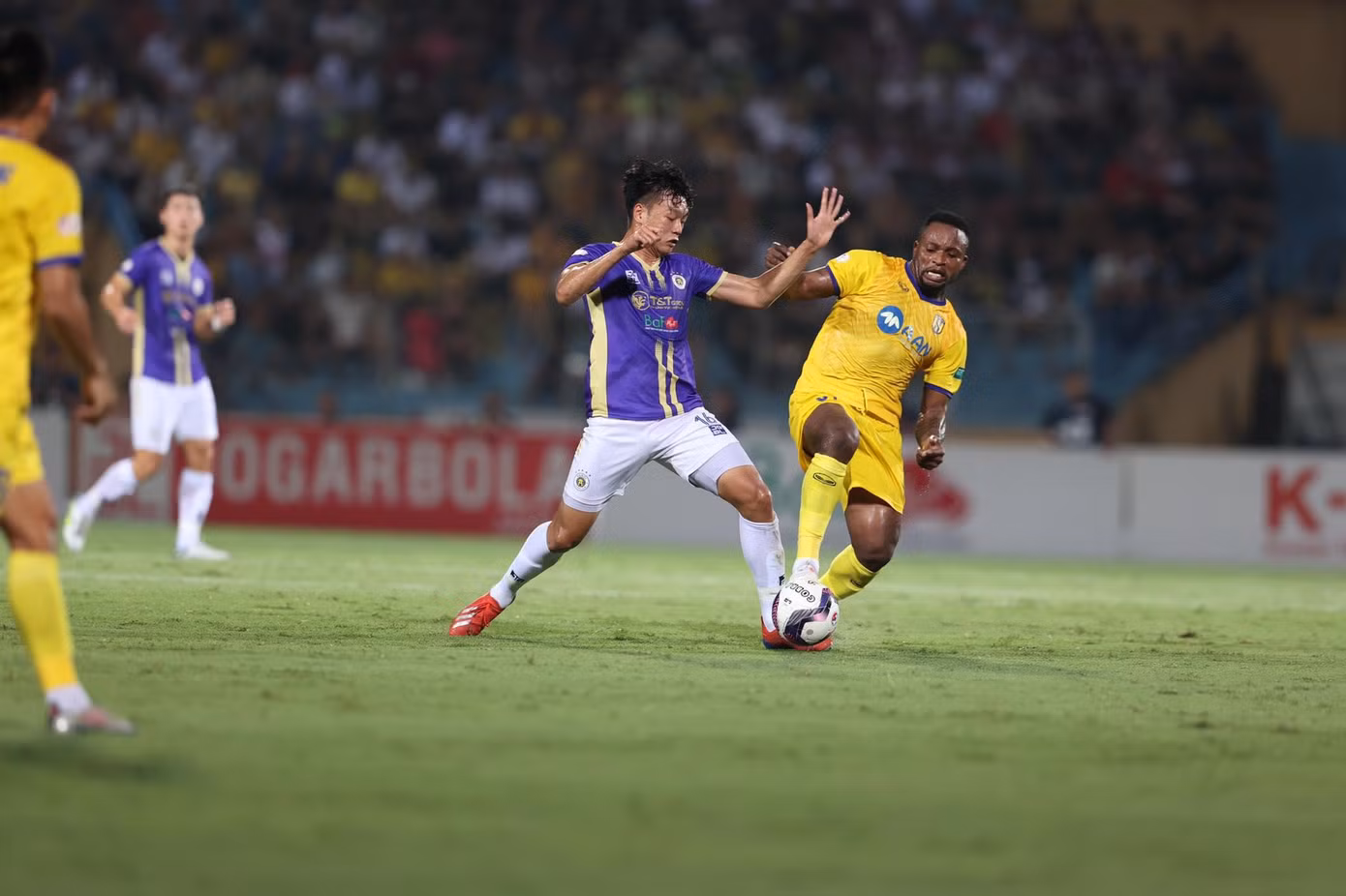 Thành Chung là người ấn định chiến thắng cho CLB Hà Nội. Ảnh: Hoàng Linh