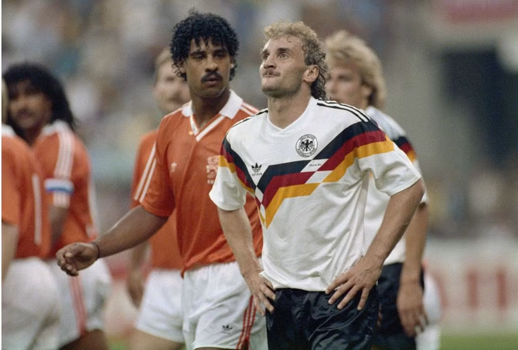 Lịch sử World Cup 1990: Pha 'phun mưa'của Rijkaard phơi bày mối 'thâm thù' Đức - Hà Lan ảnh 3