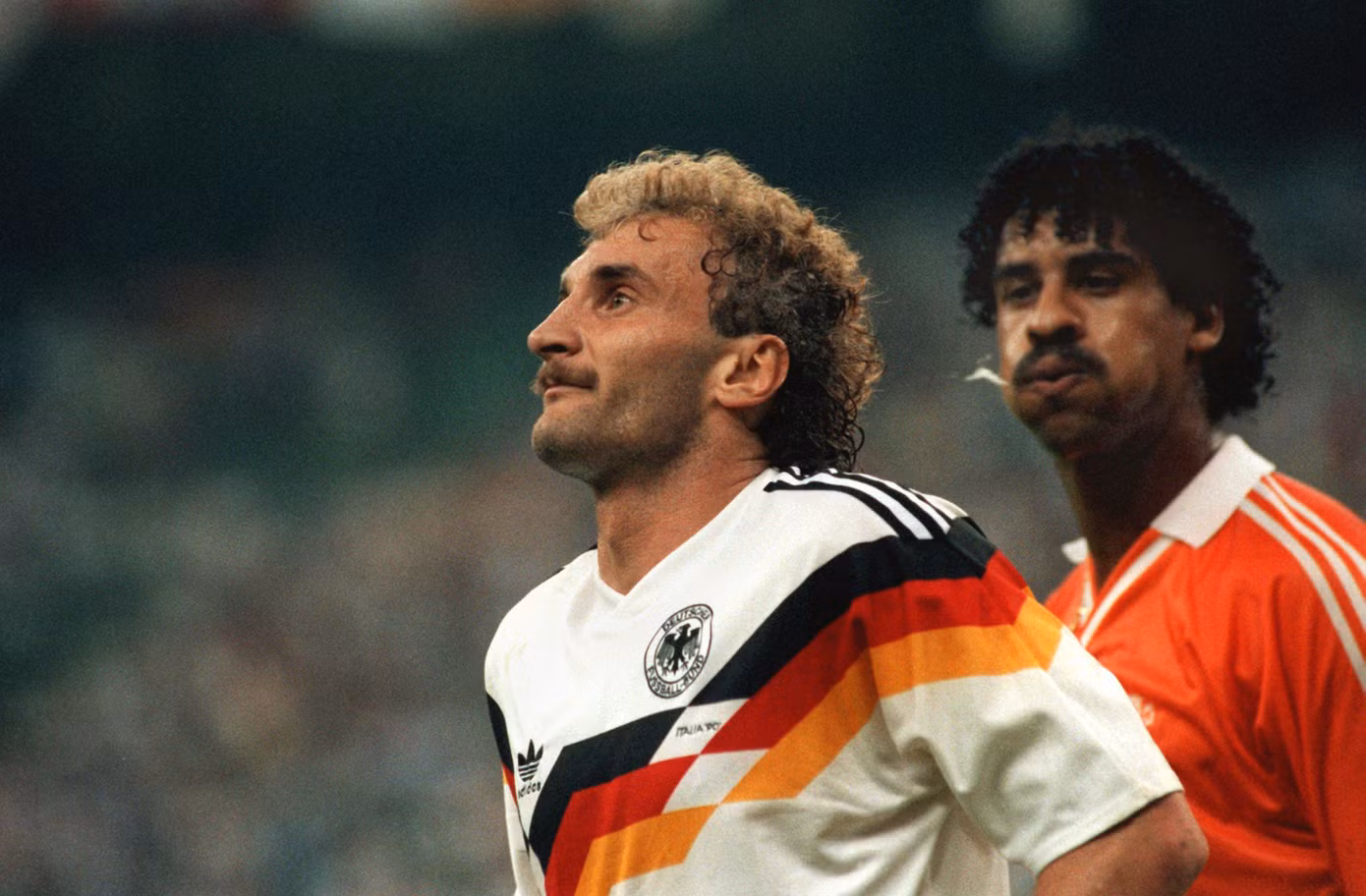 Lịch sử World Cup 1990: Pha 'phun mưa'của Rijkaard phơi bày mối 'thâm thù' Đức - Hà Lan ảnh 2