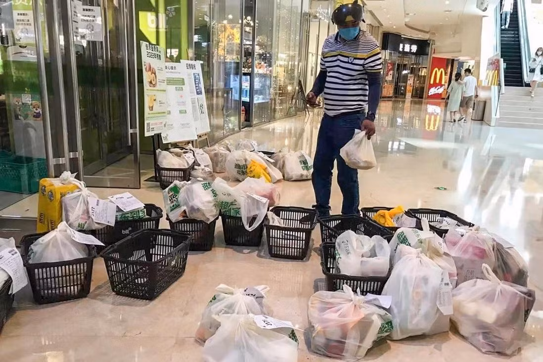 Nhiều người mua hàng túi rau trong siêu thị ở Hàng Châu. Ảnh: Handout Nhiều người mua hàng túi rau trong siêu thị ở Hàng Châu. Ảnh: Handout