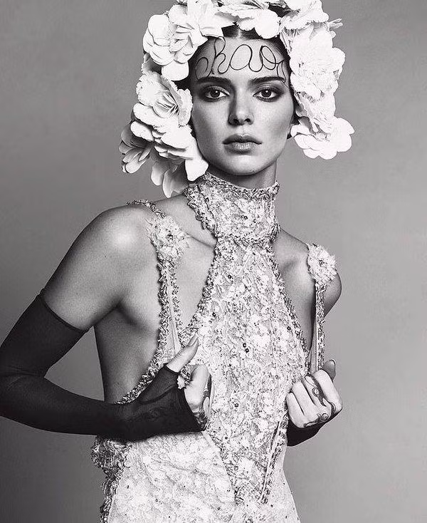 Từ một thành viên không mấy nổi bật trong gia đình Kardashian, Kendall bỗng vụt sáng trở thành một người mẫu được các nhà thiết kế ưu ái.