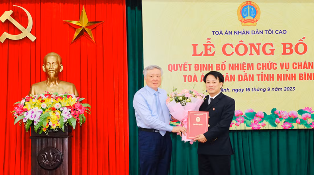 Chánh án Tòa án Nhân dân Tối cao - Nguyễn Hòa Bình trao quyết định và chúc mừng ông Nguyễn Xuân Sơn (phải). Ảnh: Đức Lam.