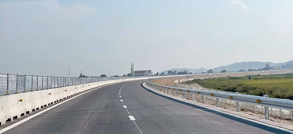 Xe ô tô theo hướng Bắc - Nam, từ cao tốc Mai Sơn - Quốc lộ 45, phương tiện đi thẳng vào cao tốc Quốc lộ 45 - Nghi Sơn nhập vào dự án Nghi Sơn - Diễn Châu đến nút giao Diễn Cát (cuối tuyến) ra Quốc lộ 7 để đi Quốc lộ 1A.