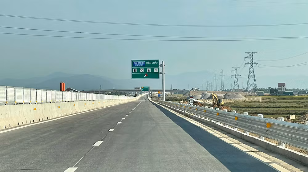 Mới đưa vào khai thác tạm, nên trên tuyến cao tốc từ Mai Sơn - Diễn Châu vẫn chưa có trạm dừng nghỉ, người tham gia giao thông cần chú ý quan sát, theo dõi và chấp hành nghiêm mọi hướng dẫn, chỉ dẫn, điều tiết của lực lượng chức năng để đảm bảo lưu thông an toàn, tránh ùn tắc giao thông.