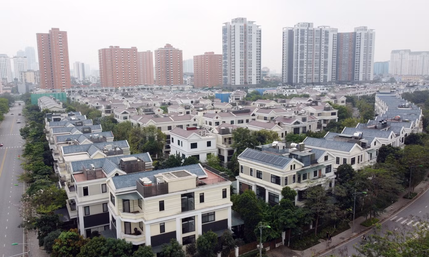 Tuy nhiên, theo khảo sát của PV Tiền Phong, mức giá này vẫn thấp hơn nhiều lần so với giá mua bán trên thị trường thời gian qua. Tại dự án Starlake Tây Hồ Tây các căn nhà ở thấp tầng được rao bán khoảng 350 triệu - 400 triệu đồng/m2.