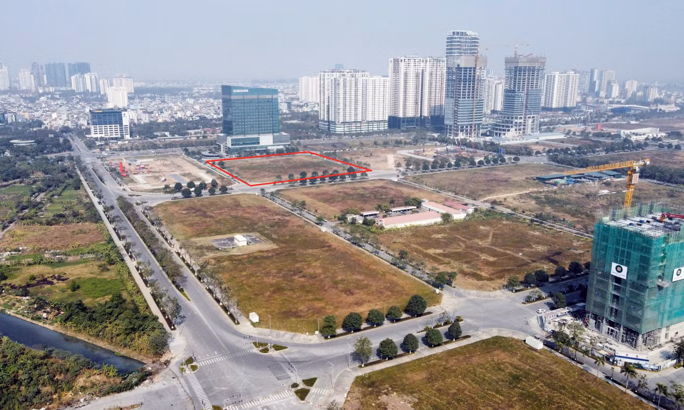 Tại khu đô thị này, UBND TP Hà Nội mới đây đã thu hồi 15.087m2 đất tại ô đất B1CC4 (khoanh đỏ - PV) thuộc phường Xuân Tảo, quận Bắc Từ Liêm do Công ty THT đang sử dụng cho Công ty TNHH VIESTA thuê để tiếp tục thực hiện dự án B1CC4. Lý do thu hồi là Công ty THT đã chuyển nhượng dự án đầu tư tại ô đất ký hiệu B1CC4 cho VIESTA theo hợp đồng chuyển nhượng vào cuối năm 2023.