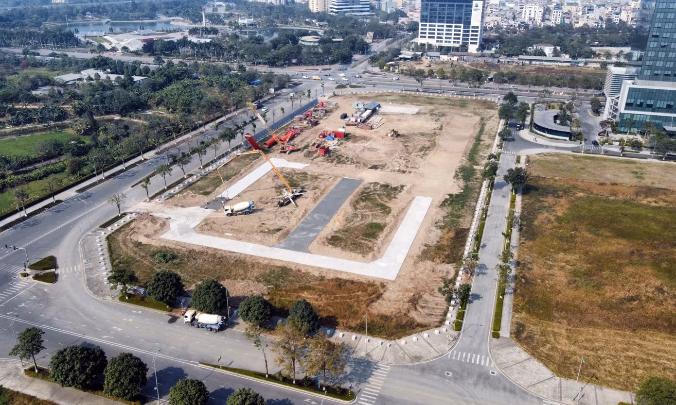 Trong khi đó, dự án Trung tâm thương mại dịch vụ và mua sắm tại ô đất B1CC1-2 gần 2.4 ha đã được chuyển nhượng cho Công ty cổ phần Đầu tư Địa ốc Đại Quang Minh.
