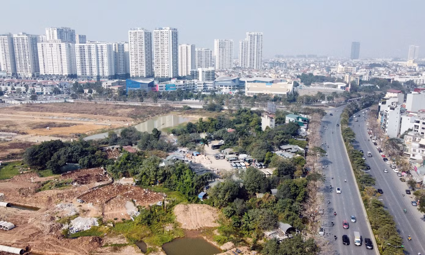 Khu đất thuộc dự án Starlake Tây Hồ Tây nằm cạnh đường Võ Chí Công được tận dụng làm bãi tập kết xe, một số căn nhà tạm dựng lên để kinh doanh đồ gốm sứ, cây cảnh, đá ốp lát...