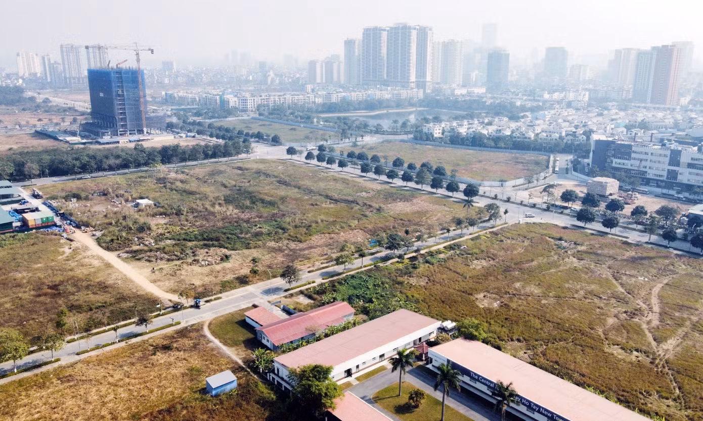 Trong khi đó, nhiều ô đất tại khu đô thị Starlake Tây Hồ Tây vẫn là bãi đất trống, chưa có dấu hiệu thi công xây dựng.