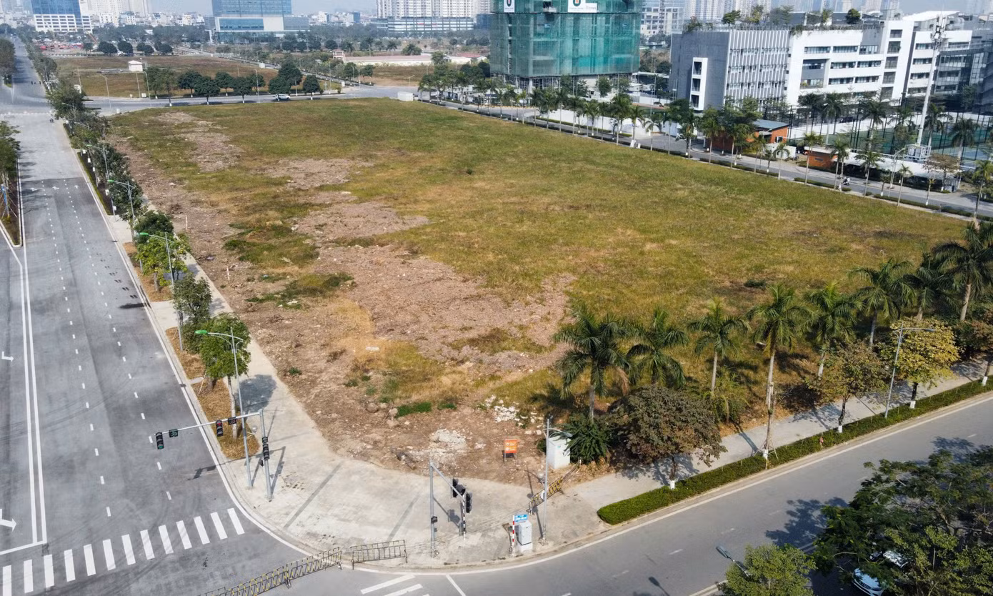 Hồi cuối tháng 11/2024, lãnh đạo Công Nghệ - Viễn Thông Elcom (HOSE:ELC) đã thông qua chủ trương bắt tay với một đối tác khác để nhận chuyển nhượng lô đất H1CC1 diện tích hơn 7.500m2 với giá tối đa 215 tỷ đồng từ phía Công ty THT nhằm đầu tư, xây dựng, quản lý và vận hành một khu tổ hợp văn phòng, dịch vụ, trung tâm thương mại, văn hóa tổng hợp Tây Hồ Tây ở ô đất kể trên.