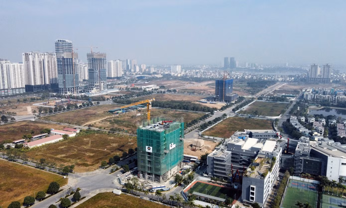 Theo ghi nhận của PV, các khu đất Công ty THT chuyển nhượng dự án thành phần cho các đối tác khác có dự án đang triển khai, có dự án thì vẫn là bãi đất trống trồng cỏ.