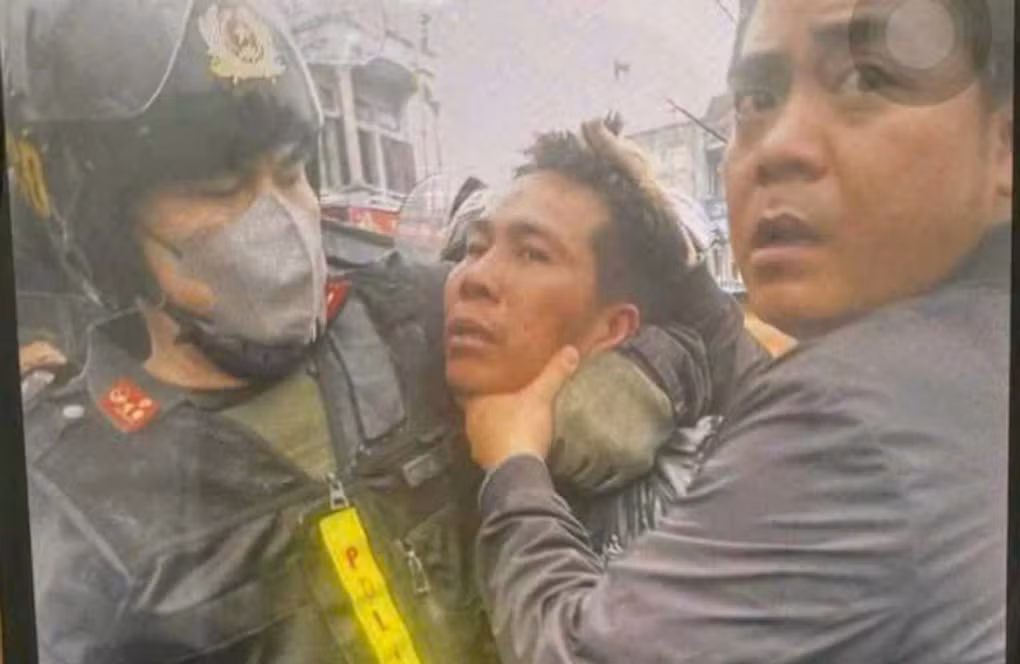Đối tượng Nguyễn Văn Tuấn bị cảnh sát khống chế.
