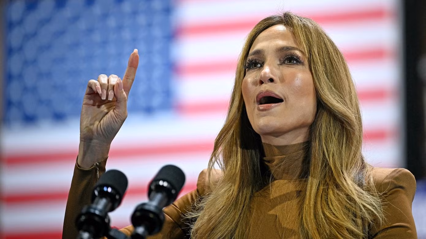 Jennifer Lopez kêu gọi mọi người tham gia bỏ phiếu tại cuộc vận động tranh cử của bà Harris. Ảnh: Getty Images.