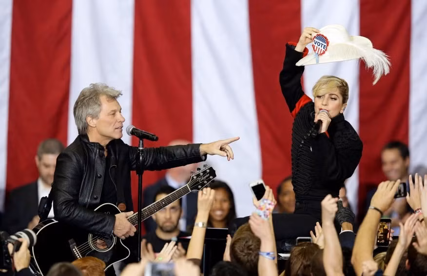 Jon Bon Jovi và Lady Gaga biểu diễn trong cuộc vận động tranh cử cho ứng cử viên tổng thống đảng Dân chủ Hillary Clinton ngày 8/11/2016. Ảnh: AP.