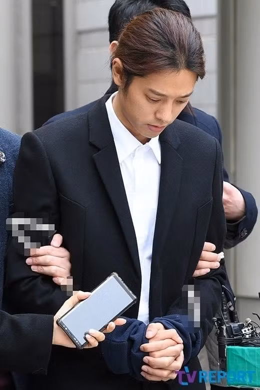 Jung Joon Young và Yoo Ah In đều từ ngôi sao hạng A trở thành tội phạm vì lối sống cá nhân hỗn loạn.