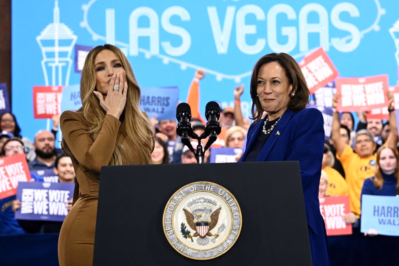 Elon Musk cho rằng cử tri đừng tin Jennifer Lopez ủng hộ bà Kamala Harris. Ảnh: Getty Images.