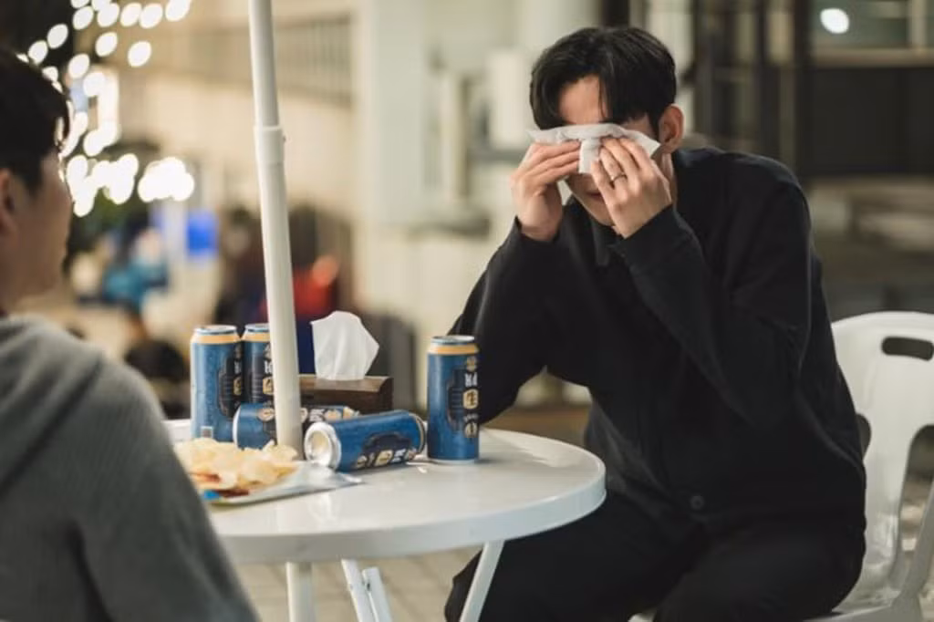 Nam chính Queen of Tears dùng đồ uống có cồn để trút bầu tâm sự với bạn thân về cuộc sống làm rể hào môn. Ảnh: Netflix.