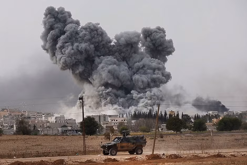 Khói đạn mịt mù gần biên giới Syria - Thổ Nhĩ Kỳ ảnh 1