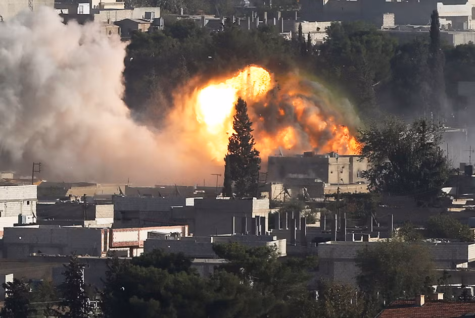 Khói đạn mịt mù gần biên giới Syria - Thổ Nhĩ Kỳ ảnh 3