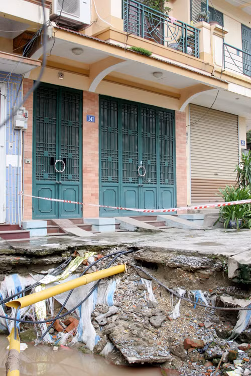 Căng dây cảnh báo có hố đào