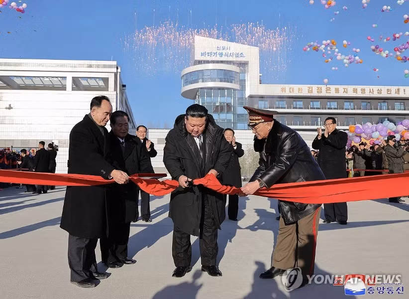 Chủ tịch Triều Tiên Kim Jong Un cắt băng khánh thành trang trại. (Ảnh: KCNA) Chủ tịch Triều Tiên Kim Jong Un cắt băng khánh thành trang trại. (Ảnh: KCNA)