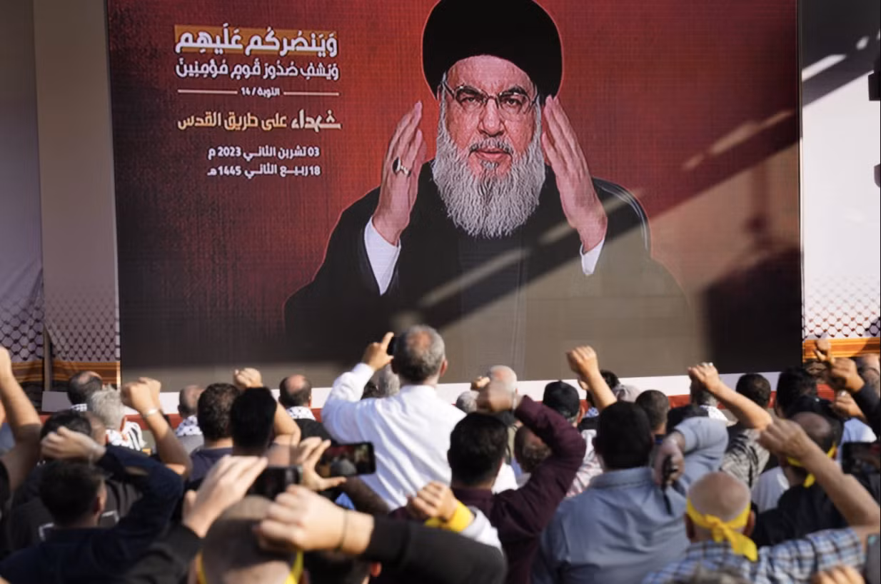 Người Li-băng nghe thủ lĩnh Hezbollah Hassan Nasrallah phát biểu qua màn hình, ngày 3/11/2023. (Ảnh: AP)