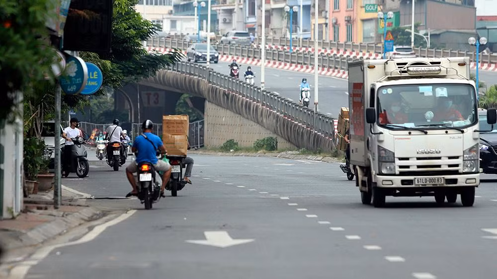 Sau những ngày đỡ 'cang thẳng' do kiểm soát chặt giấy đi đường của người dân, tình trang vi phạm giao thông, chạy vòng vèo 'né' chốt diễn ra phổ biển ở nhiều địa điểm tại Hà Nội.