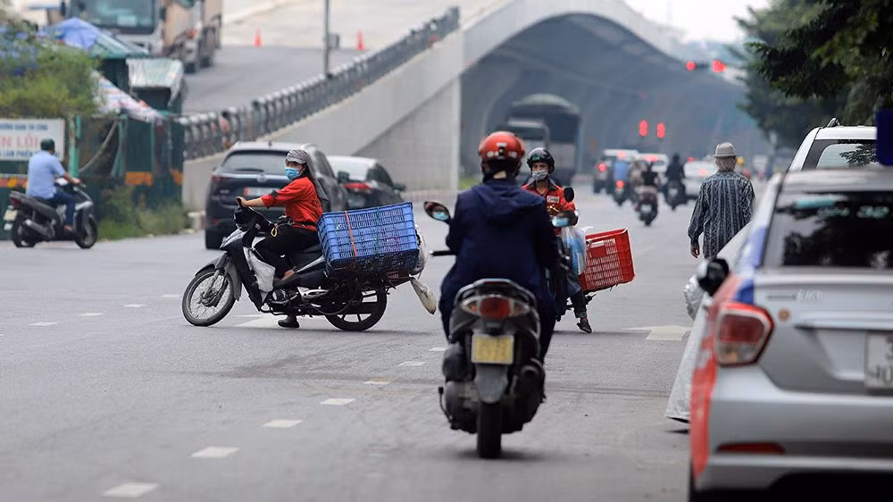 Tuy nhiên, những ngày này thường xảy ra tình trạng người dân điều khiển phương tiện lưu thông ngược chiều để di chuyển từ "vùng xanh" sang "vùng đỏ" hoặc né chốt, gây mất an toàn, tiềm ẩn nguy cơ xảy ra tai nạn giao thông.