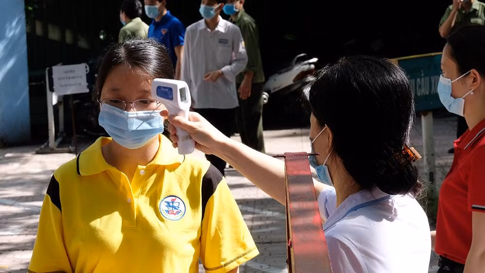 Các điểm thi phải vệ sinh môi trường trong khuôn viên và xung quanh điểm thi bảo đảm an toàn, sạch sẽ; bố trí phòng thi thông thoáng, bảo đảm giãn cách chỗ ngồi cho thí sinh và không sử dụng điều hòa.