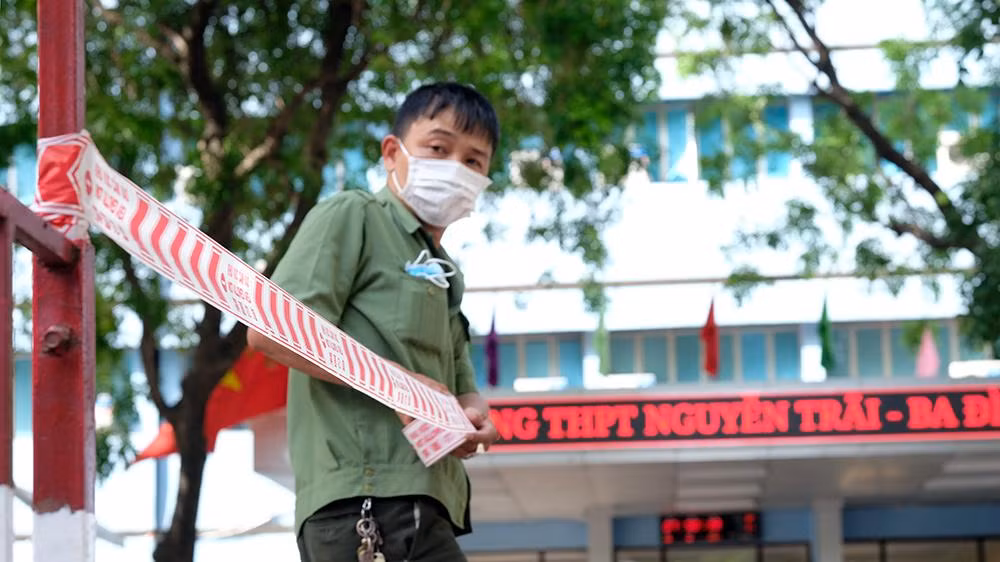 Tất cả thí sinh phải hoàn thành khai báo y tế trực tuyến trước ngày 7/7/2021, ngoài ra, phải chủ động theo dõi sức khỏe, đo thân nhiệt hằng ngày, không tiếp xúc với những người ngoài gia đình, không ra khỏi thành phố. Khi có dấu hiệu bất thường như ho, sốt, khó thở… phải báo cho điểm thi và trạm y tế xã/phường/thị trấn nơi cư trú.