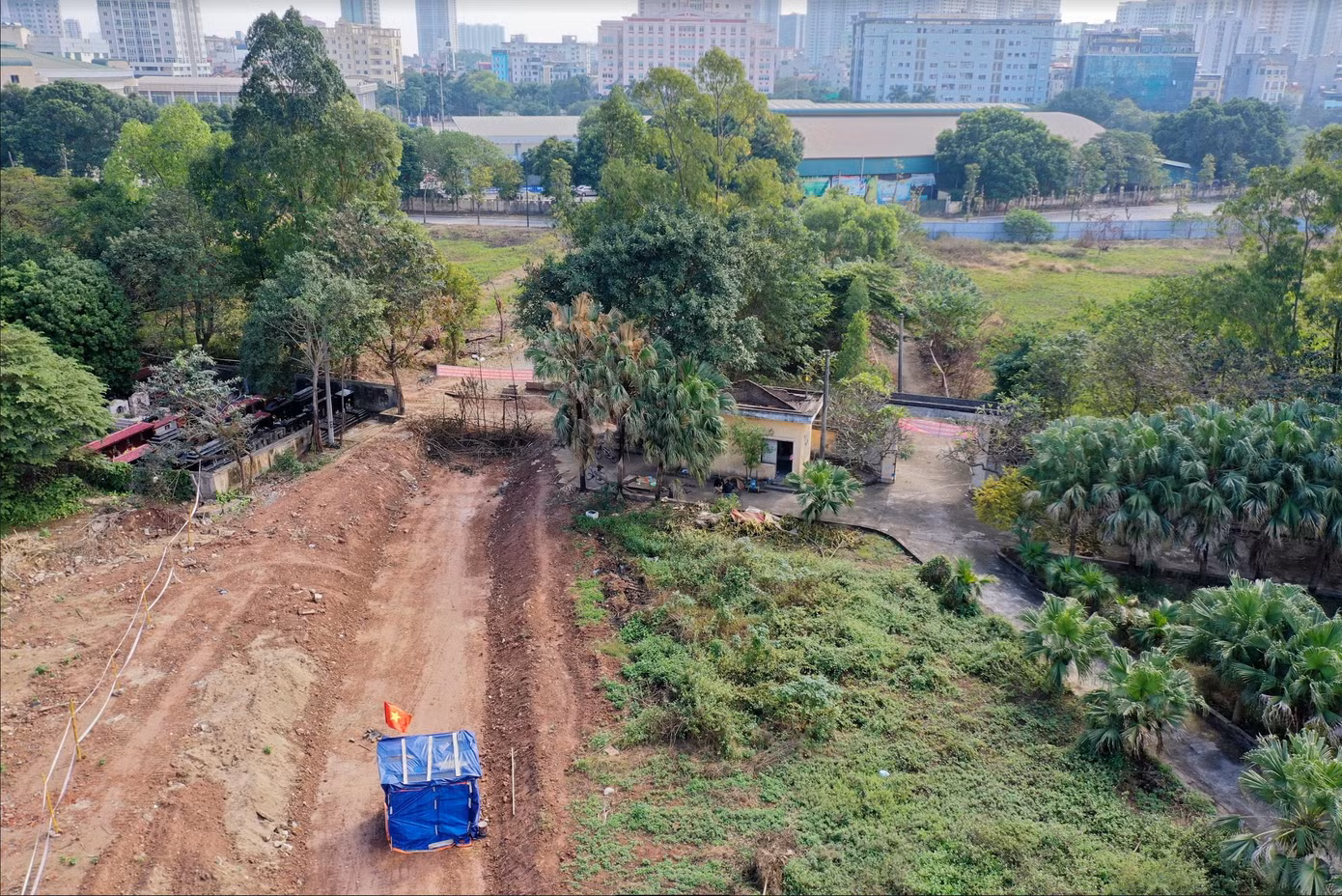 Nghĩa trang Đồng Vải (phải) được quy hoạch làm đường nội bộ, trồng cây xanh. Ảnh: BTC