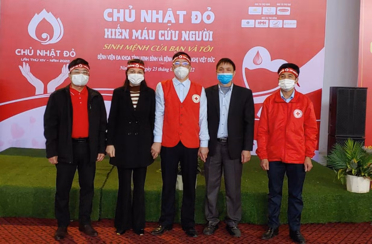 Nhà báo Vũ Tiến cùng ban tổ chức, tình nguyện viên trong lễ hội Chủ Nhật Đỏ. Ảnh: Đ.H