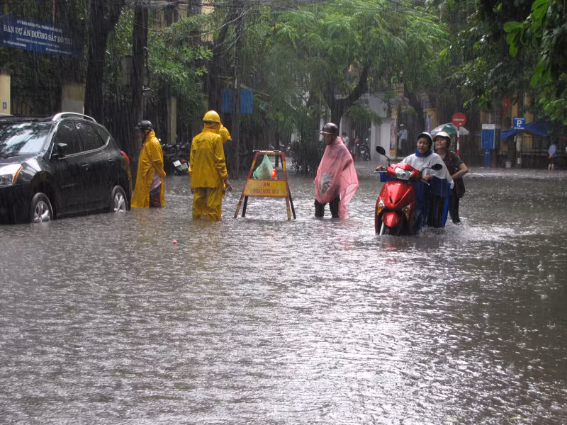 Mưa ngập trên phố Hồ Xuân Hương - Hà Nội. Ảnh: Trường Phong