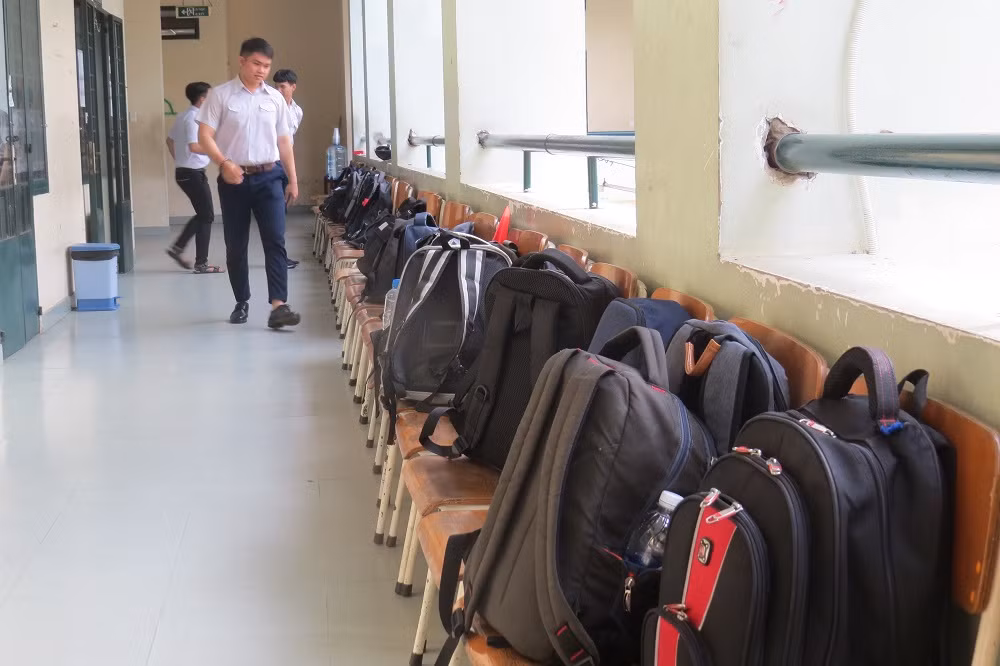 Chùm ảnh trước giờ “G” của sĩ tử thi THPT Quốc gia ảnh 2