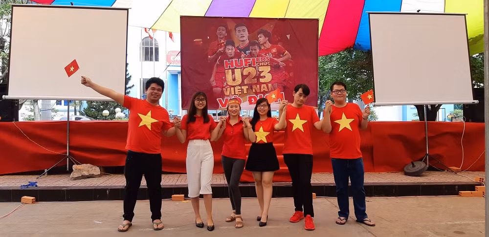 Sinh viên TPHCM háo hức trước giờ bóng lăn ảnh 2