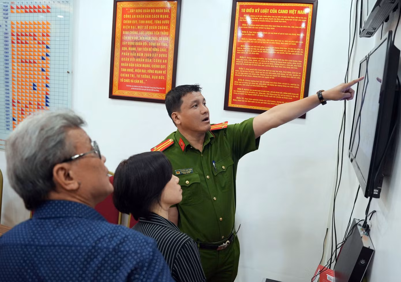 Trung tá Nguyễn Anh Tuấn giới thiệu, trao đổi với tổ dân phố, người dân về lợi ích xã hội hóa lắp camera. Ảnh: Công Hướng.