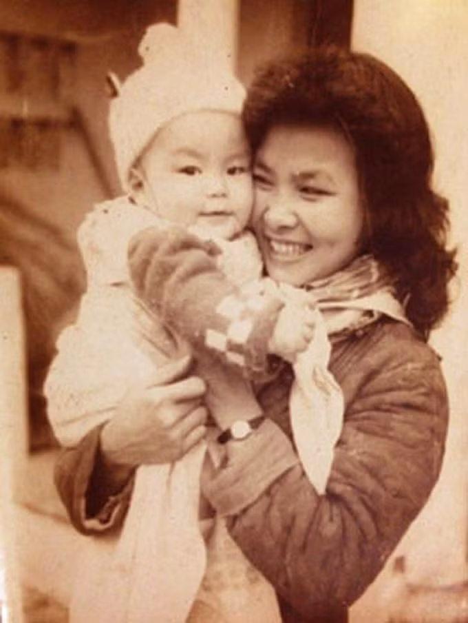 Nhà thơ Xuân Quỳnh và con trai Lưu Tuấn Anh khi còn bé (Ảnh: Tư liệu).