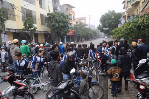 Đông đảo người dân đến xem sự việc. Đông đảo người dân đến xem sự việc