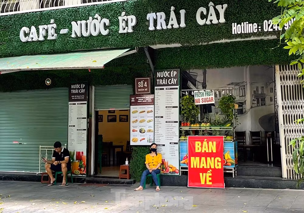 Một quán cà phê trên phố Quán Sứ đìu hiu với biển báo bán mang về.
