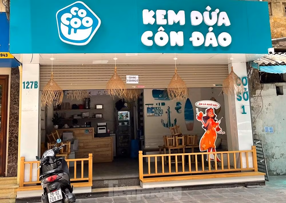 Quán kem trên phố Triệu Việt Vương với mặt bằng thuê đắt đỏ cũng phải bán mang về cầm chừng để trả tiền thuê nhà.